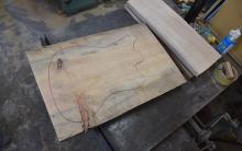 切り出す前のアカマツ。ボディ形状にアウトラインを引いています。 切り出す前のアカマツ。ボディ形状にアウトラインを引いています。