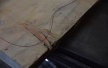 あえて節部分をギターの目立つ場所に木取りました。 あえて節部分をギターの目立つ場所に木取りました。