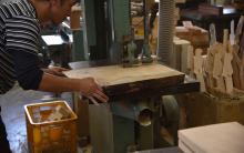 アカマツをバンドソーで切り出します アカマツをバンドソーで切り出します