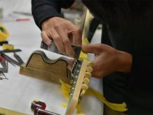 組立工程にて。細部まで慎重な作業が続く。 組立工程にて。細部まで慎重な作業が続く。