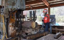 製材所にて。丸太から板を切り出しています。 製材所にて。丸太から板を切り出しています。